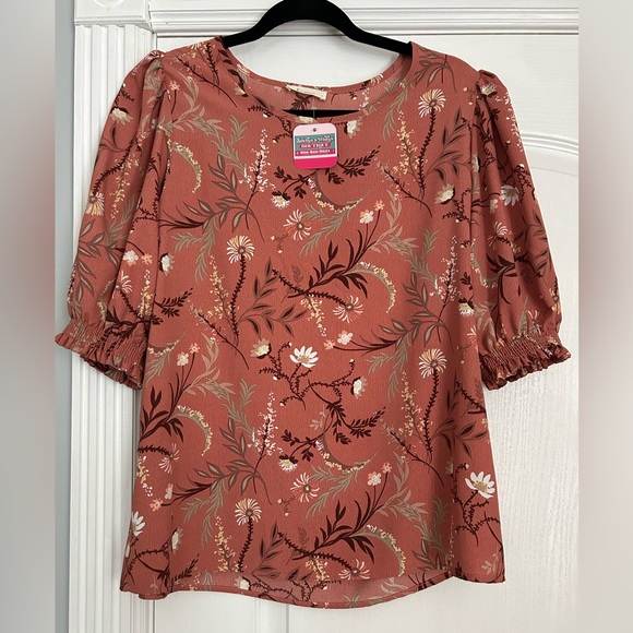 NWT Boutique “Les Amis” Floral Patterned Top with Puff Sleeves - Picture 2 of 7
